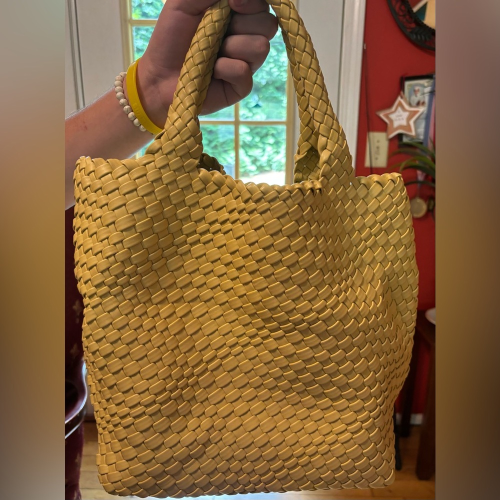 Vegan leather woven handbag!Brand new w/tags, includes small zipper pouch inside